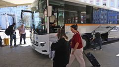 Usuarios del transporte por carretera en la estaci�n de autobuses, en foto de archivo.