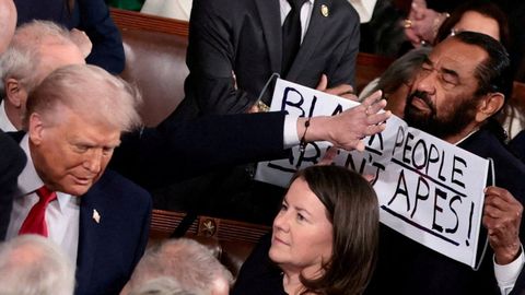 El dem&oacute;crata Al Green muestra ante Trump un cartel en el que se lee  Las personas negras no somos simios  antes de ser expulsado de la C&aacute;mara