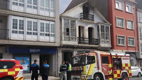 Bomberos y Polic�a Local, ayer ante la casa incendiada. 