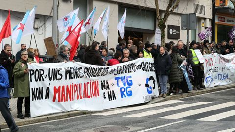 Manifestacin de la plataforma Por unha CRTVG ao servizo do pobo, frente al Parlamento.