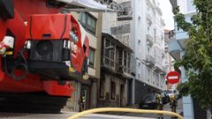 Los bomberos de Ferrol en una intervención en la calle Arce