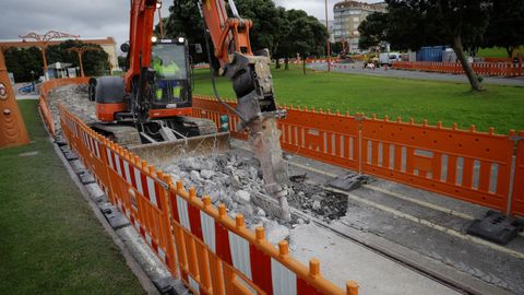 En el entorno de la rotonda que da acceso a la torre de H�rcules se est�n retirando los ra�les del tranv�a