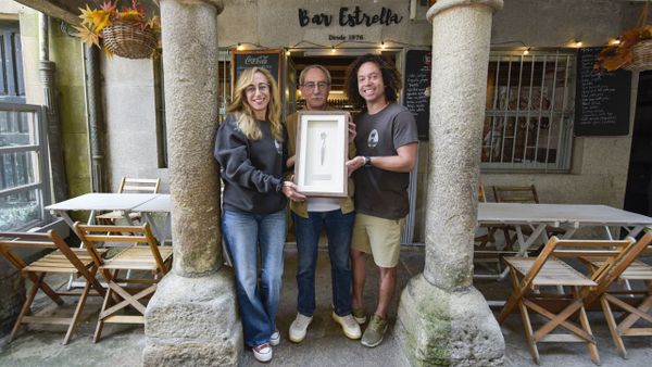 Manolo Su�rez, fundador del Bar Estrella, entre su hija Ang�lica y su socio en la gesti�n, Michele Cingolani