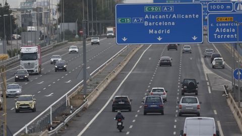 Tráfico fluido a la altura de Manises (Valencia) este lunes por la mañana