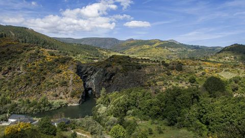 En el proyecto se investiga el estado actual del macizo rocoso en el que se encuentra el antiguo t�nel minero