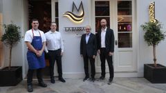 El restaurante A Mundi�a de la calle Real present� su remodelada propuesta, con una planta baja ahora dedicada solo a picoteo informal sin reservas y con terraza con mesas altas en la ampliada acera de la Marina, y la carta habitual en el primer piso. 