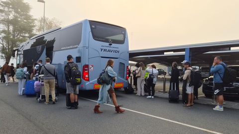 Los pasajeros de primera hora tuvieron que coger un bus para ir a Lavacolla