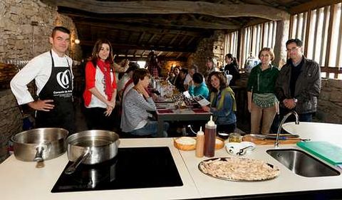 Nava Castro y Sol V�zquez, en la demostraci�n del chef H�ctor L�pez.