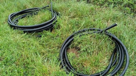 Dos de los rollos de cable telefónico recuperados por la Guardia Civil esta noche en la carretera entre Mañente y Pantón