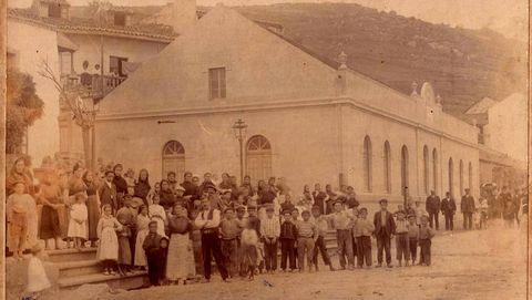O día da inauguración das escolas.