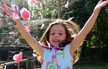 Una joven luciendo modelos de Vagaluz. 