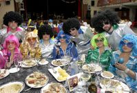 Atuendos originales y grandes dosis de humor fueron los ingredientes de la fiesta de Pi�ata celebrada en la sociedad de Noia. 