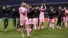 Los futbolistas del Celta aplauden a los aficionados desplazados a Zagreb tras el triunfo ante el Dinamo.