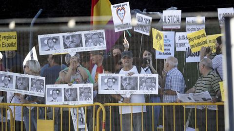 Manifestantes en las inmediaciones de la Audiencia Nacional