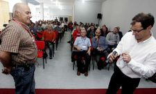 Fernando Navarro -izquierda- junto al organizador Manuel Isorna antes de iniciar la primera ponencia. 
