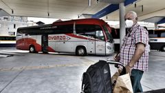 Un viajero se sube en Ourense al autob�s que hace el recorrido entre el sur de Galicia y Madrid