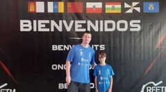 El joven Anxo Castro con su entrenador, Miguel Rey