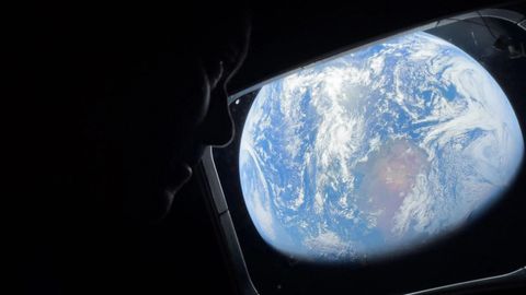 Un astronauta de la misi�n Artemis 2 observa la Tierra