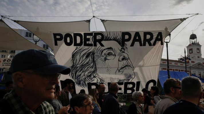 Una pancarta con la imagen de Maricarmen en la acampada de la Puerta del Sol de Madrid.