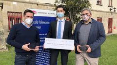 De izquierda a derecha, Adolfo Lama, Santiago Jos� Tutor Roca (el ex alumno premiado) y Vicente D�az Cas�s