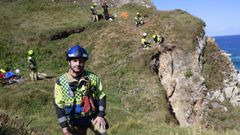 Los bomberos del SPEIS de Nar�n, en la formaci�n de rescate vertical por los acantilados de Pena Lopesa