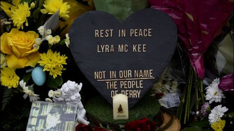 Consternacin en Irlanda del Norte. Flores en el lugar donde fue asesinada la periodista Lyra McKee, en el primer crimen terrorista que se cobra la vida de una reportera en el Reino Unido desde el 2001