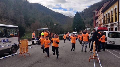 Participantes en Belmonte de Miranda en la carrera Galb�n contra el c�ncer infantil