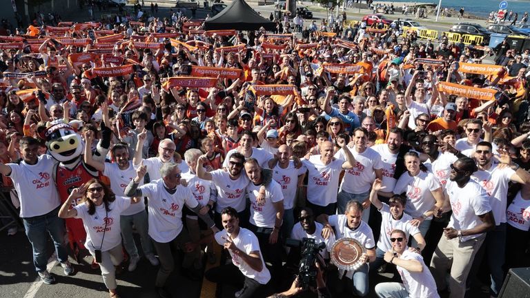 La plantilla del Leyma Coru�a posa frente a los centenares de aficionados que participaron en la fiesta del equipo.