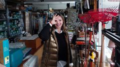 Conchi Galdo, en su ferreter�a de O Barqueiro, haciendo el s�mbolo del partido Aut�nomos