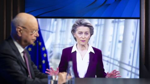 E director ejecutivo del Foro Econmico Mundial de Davos, German Klaus Schwab, con la presidenta de la Comisin Europea, Ursula Von der Leyen, interviniendo a travs de videoconferencia