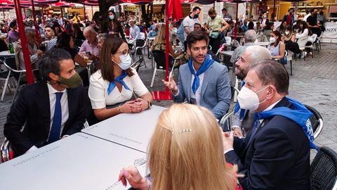 El alcalde de Oviedo, Alfredo Canteli, con el concejal de Urbanismo de Oviedo y primer teniente de alcalde, Ignacio Cuesta, y el dise�ador asturiano Pelayo D�az, en el primer d�a de las fiestas de San Mateo