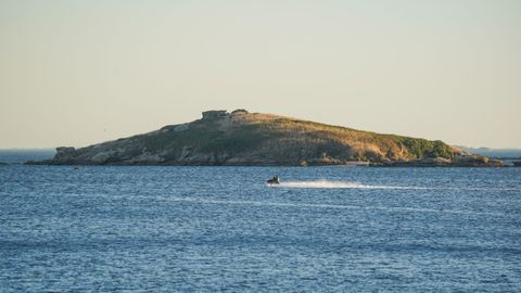 A Benza. En el litoral boirense, cerca de la playa de Carragueiros, está la isla de A Benza. Su gran puntal lo constituyen los fondos marinos, que son escenario de campeonatos de fotografía submarina.