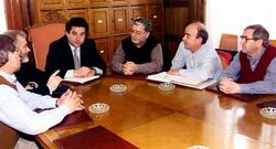 Lores, en una reuni�n con el comit� de Tafisa, antes de cerrar el acuerdo con la compa��a.