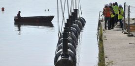 El saneamiento -en la foto, colocaci�n de tuber�as en Caranza- supuso gran gasto p�blico. 