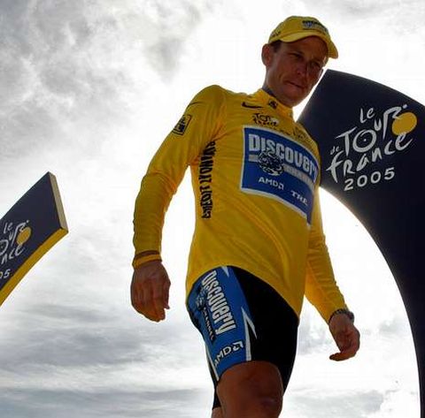 Lance Armstrong en el podio del Tour tras una etapa de la edición del 2005.