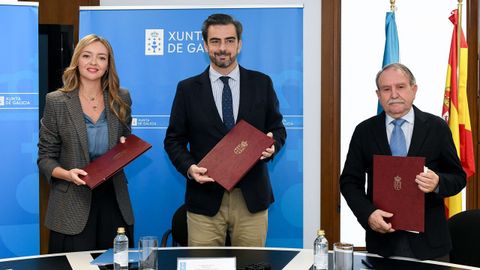 Los conselleiros de Poltica Social, Fabiola Garca, y de Presidencia, Xustiza e Deportes, Diego Calvo, con el presidente del Consello da Avogaca Galega, Luis Torres