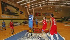 Ike Azotam, entrando a canasta en el �ltimo encuentro liguero en A Ra�a, el pasado s�bado. 