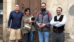 Javier Rosell�, Elena Candia, Felipe Debasa y Roberto Reigosa, ante la casa de Leiras Pulpeiro en Mondo�edo