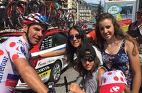 <span lang= es-es >D�as de alta monta�a</span>. La expedici�n macedana sirvi� para que j�venes ciclistas se fotografiaran con estrellas como Purito (arriba), marcaran territorio gallego en la comida y practicaran su deporte favorito. 