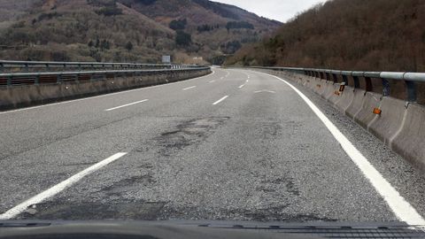 Enorme bache en la subida de Becerre en direccin A Corua