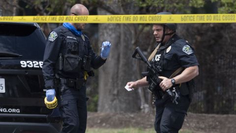 Agentes SWAT en la escena de otro triple asesinato en Texas.