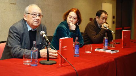 Justo Beramendi, Carmen Fernndez Prez-Sanjun e Xos Lus Axeitos, onte na presentacin. 