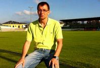 En la imagen de archivo V�ctor L�pez posa en el estadio Pepe Barrera de Ribadeo. 