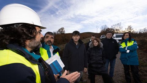 La presidenta de Redeia, Beatriz Corredor; la delegada del Gobierno, Adriana Lastra, y el consejero de Ciencia, Industria y Empleo del Principado de Asturias, Borja S�nchez, visitan las obras de desmantelamiento de la l�nea Lada-Velilla.