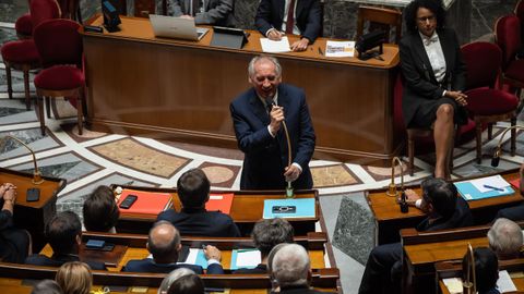 El primer ministro franc�s, Fran�ois Bayrou, presenta su declaraci�n de pol�tica general antes de un voto de confianza sobre el plan de recorte presupuestario.