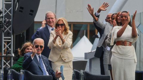 Las familias Biden, Bush y Obama, en la inauguraci�n del Centro Presidencial Obama