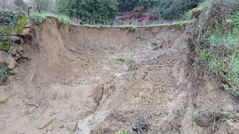 Este es el lugar en el que revent� la bolsa de agua subterr�nea formada por las lluvias de estos d�as en la parroquia monfortina de Moreda