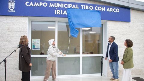 Momento en el que Iria Grandal descubre el rtulo que da nombre al campo municipal de tiro con arco.