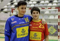 Los dos jugadores rojinegros, Xo�n Ledo y Rom�n Pedreira, en el preeuropeo en Lal�n. 