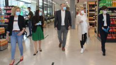 El alcalde, Alfredo Garc�a, en la inauguracion, junto a las edilas Margarida Pizcueta e Irene Dacal y dos trabajadoras de Mercadona